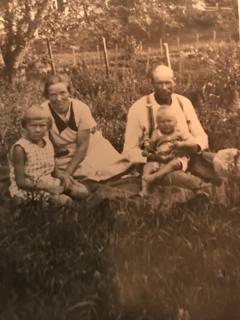 Kerttu ja Eino lasten kanssa