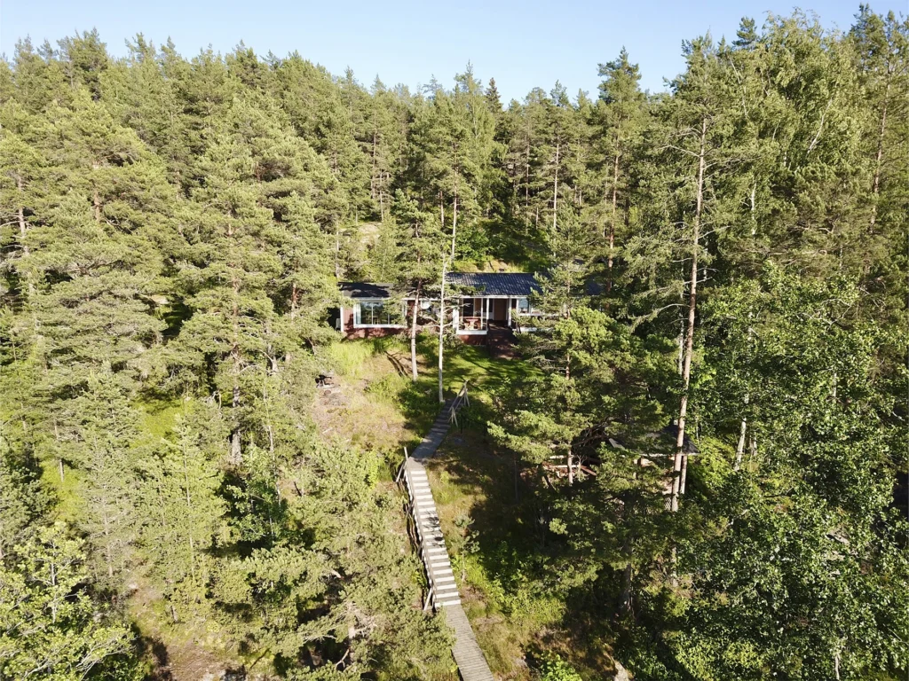 Pekkala sijaitsee mäntyisessä kalliorinteessä