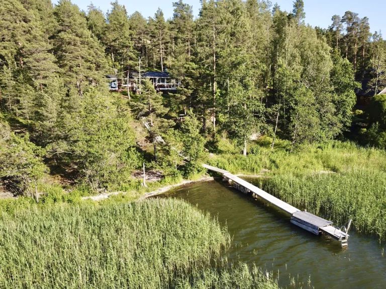 Pekkala vuokramökki saaristossa tontilla on rantaa ja rinnettä