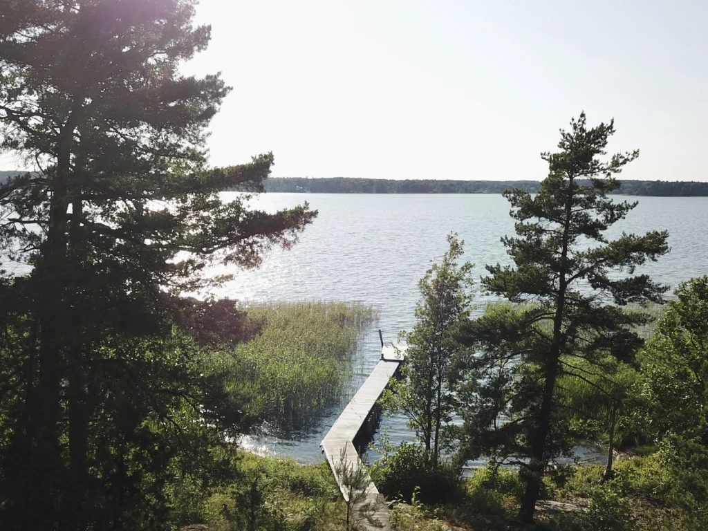 Vuokramökki Pekkalassa on oma laituri ja ranta