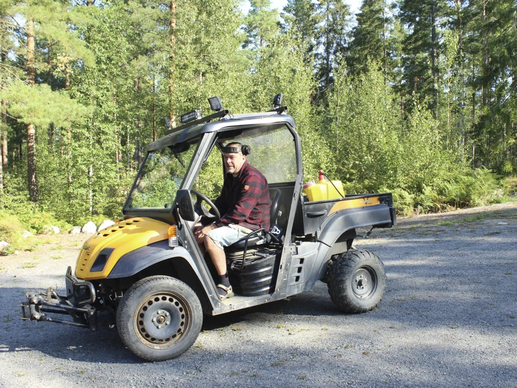 Ylöstalon isäntä hoitaa mökit Särkisalossa koppimopolla