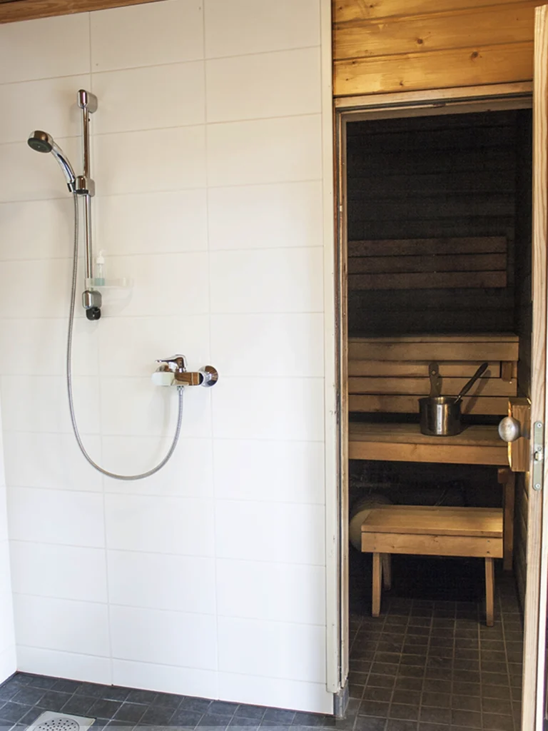 Vuokramökki Keisarinna Särkisalossa, puulämmitteinen sauna ja kylpyhuone