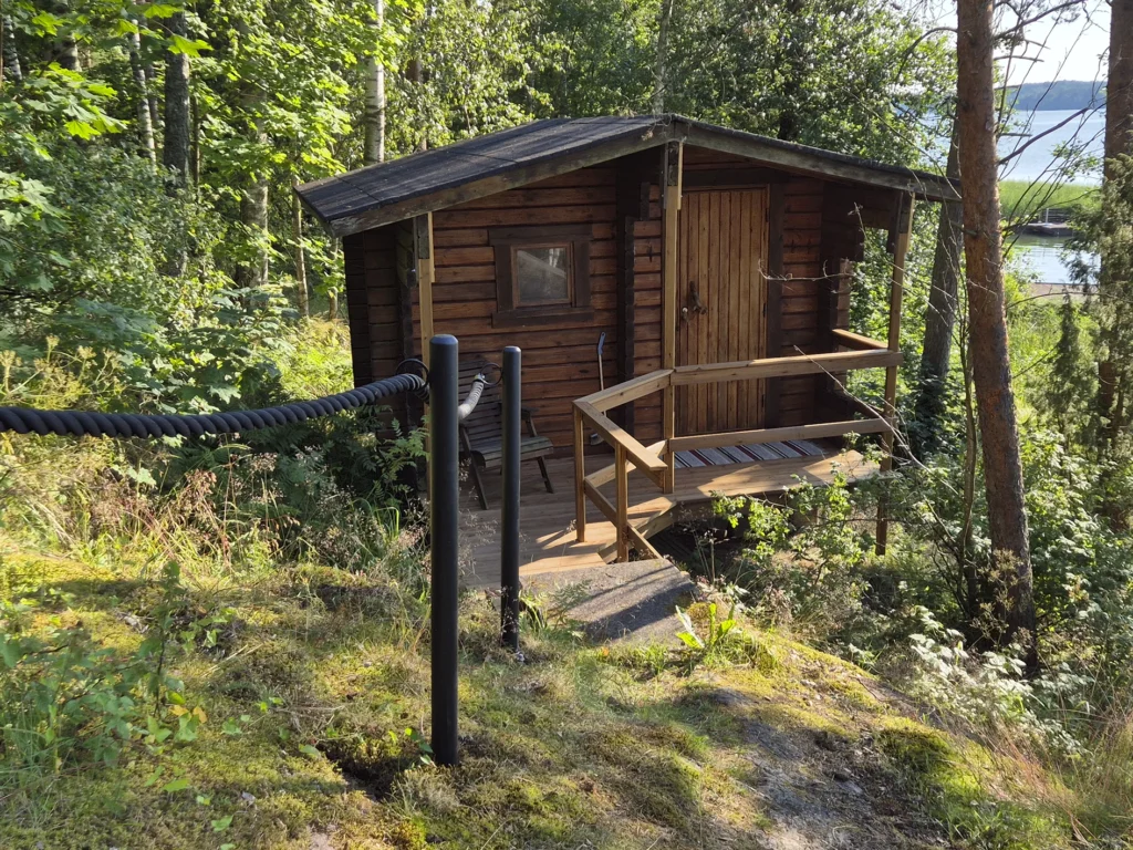 Vuokramökki Pekkalassa on rinteessä aittarakennus