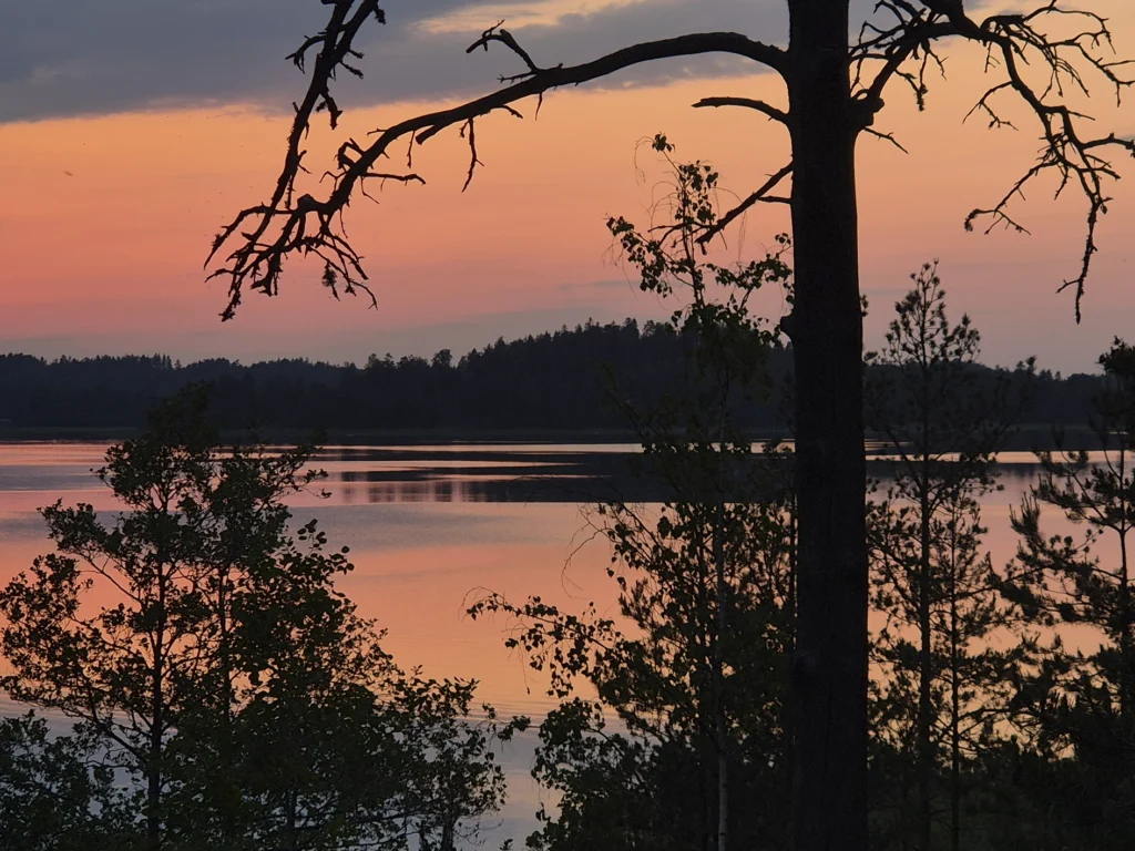 Ilta-auringon maisemia vuokramökki Pekkalasta