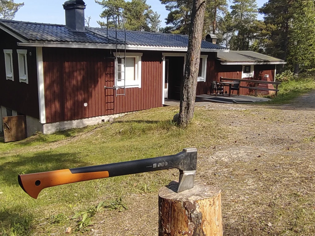 Salon saaristossa sijaitsevan vuokramökki Pekkalan sauna lämpiää klapeilla