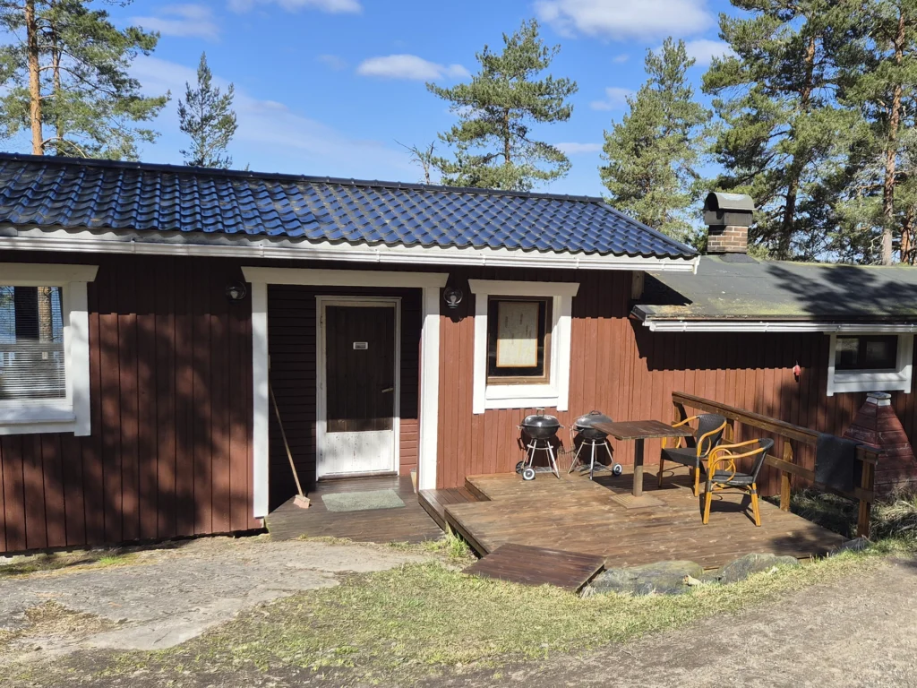 Pekkala vuokramökki Särkisalossa Salon saaristossa aamuauringon suunnalta