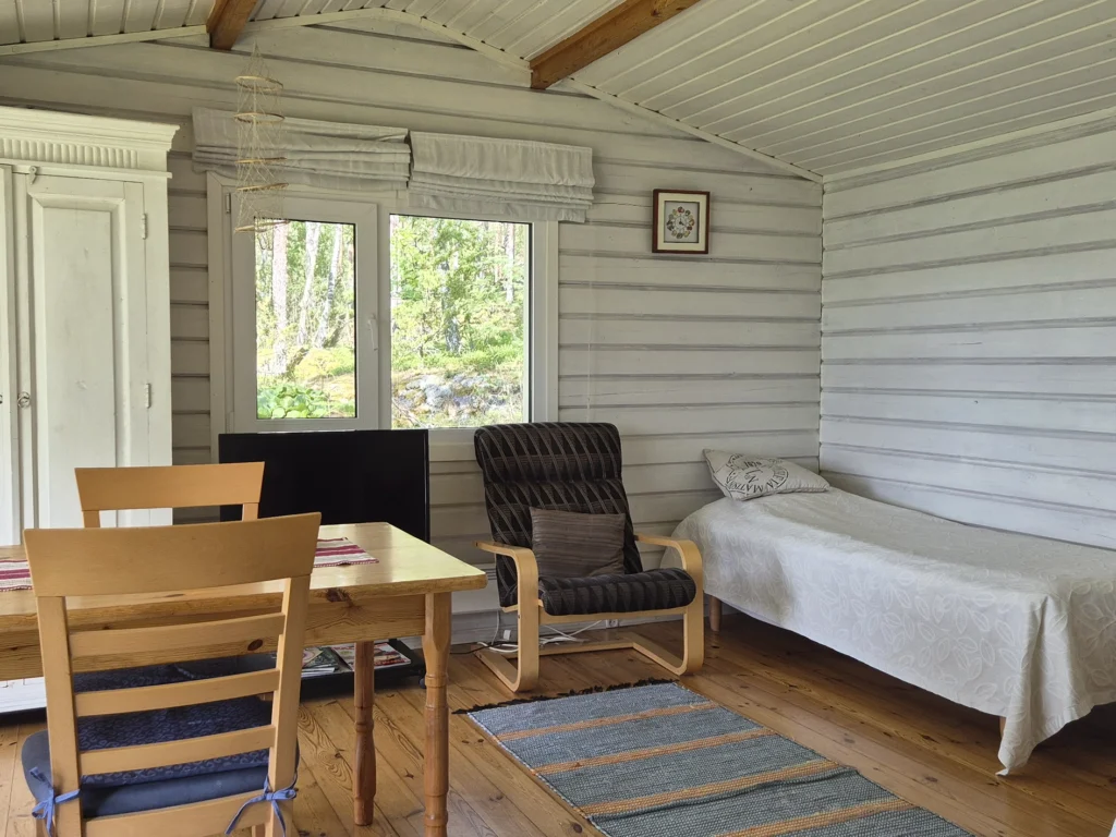 Pekkala ist ein traditionelles finnisches Mökki in der Ostsee-Archipel mit wunderschöner Aussicht, Wohnzimmer