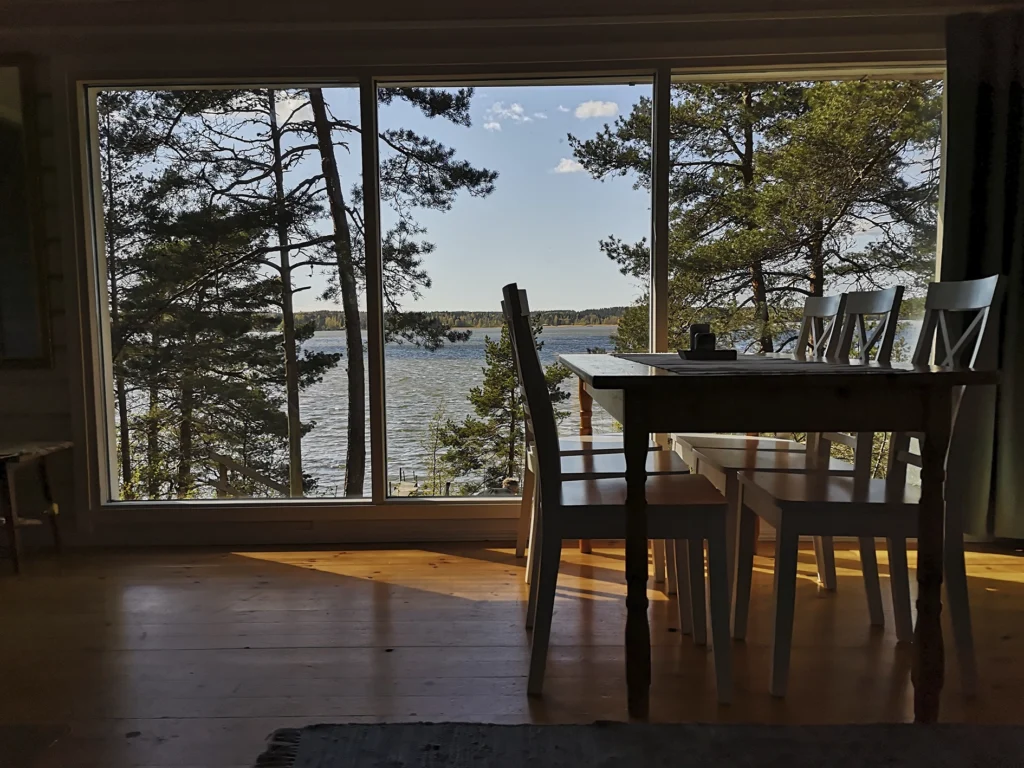 Vuokramökki Pekkalassa on mukavat etätyömaisemat