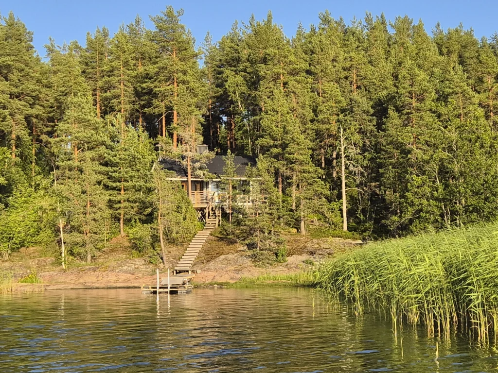 Pikku-Keisari ist ein kleines Ferienhaus auf dem finnischen Ostsee-Archipel mit privatem Steg