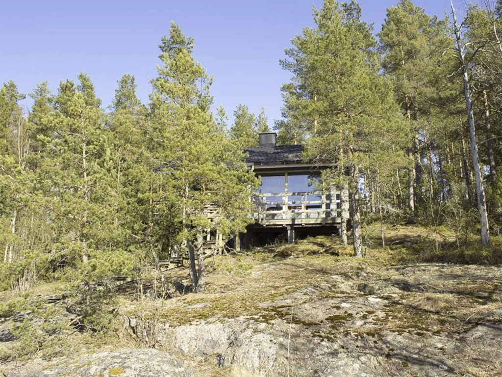 Vuokramökkiä Pikku-Keisaria ympäröivät saariston käkkärämännyt