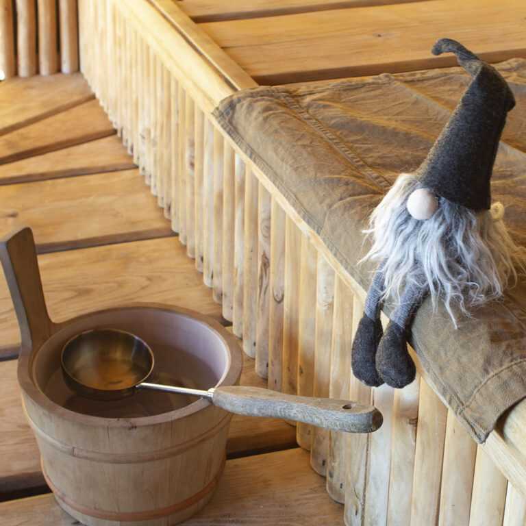 Place a linen towel on the bench for sitting 