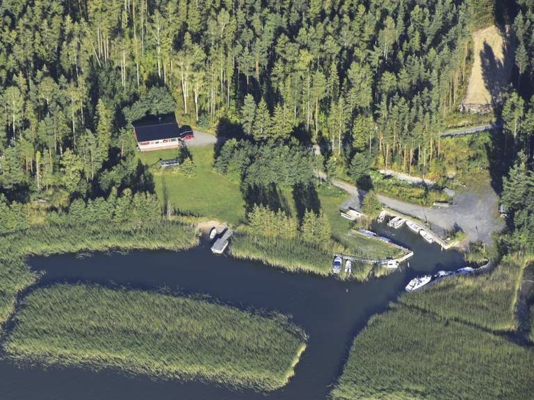 Ohjeita mökin vuokranneille, kuvassa satama ilmasta käsin.