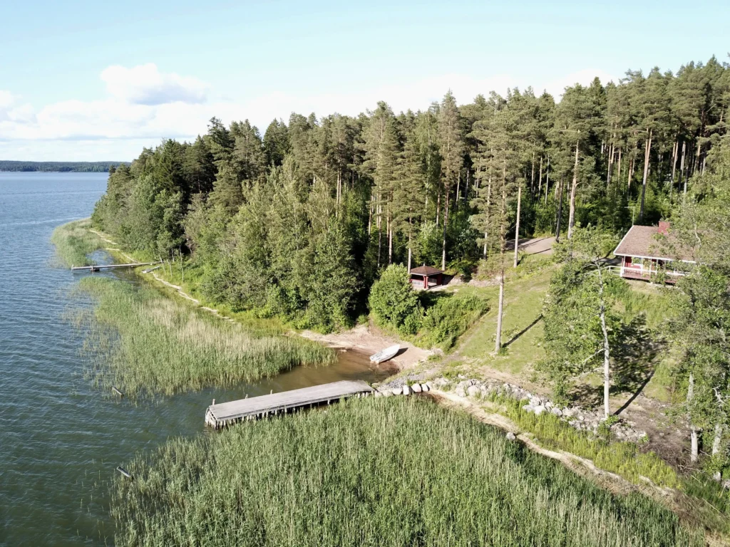 Näsinlinna vuokramökki meren rannalla Salossa, ranta ja laituri