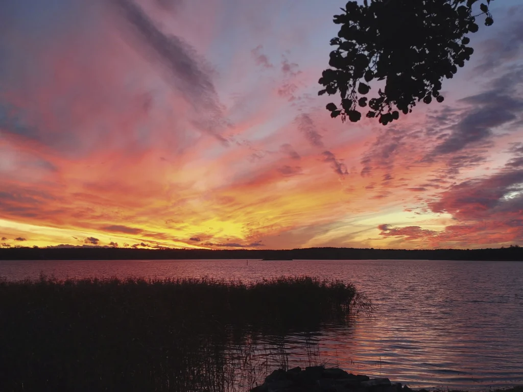 Auringon laskettua pilviin heijastuu valoa